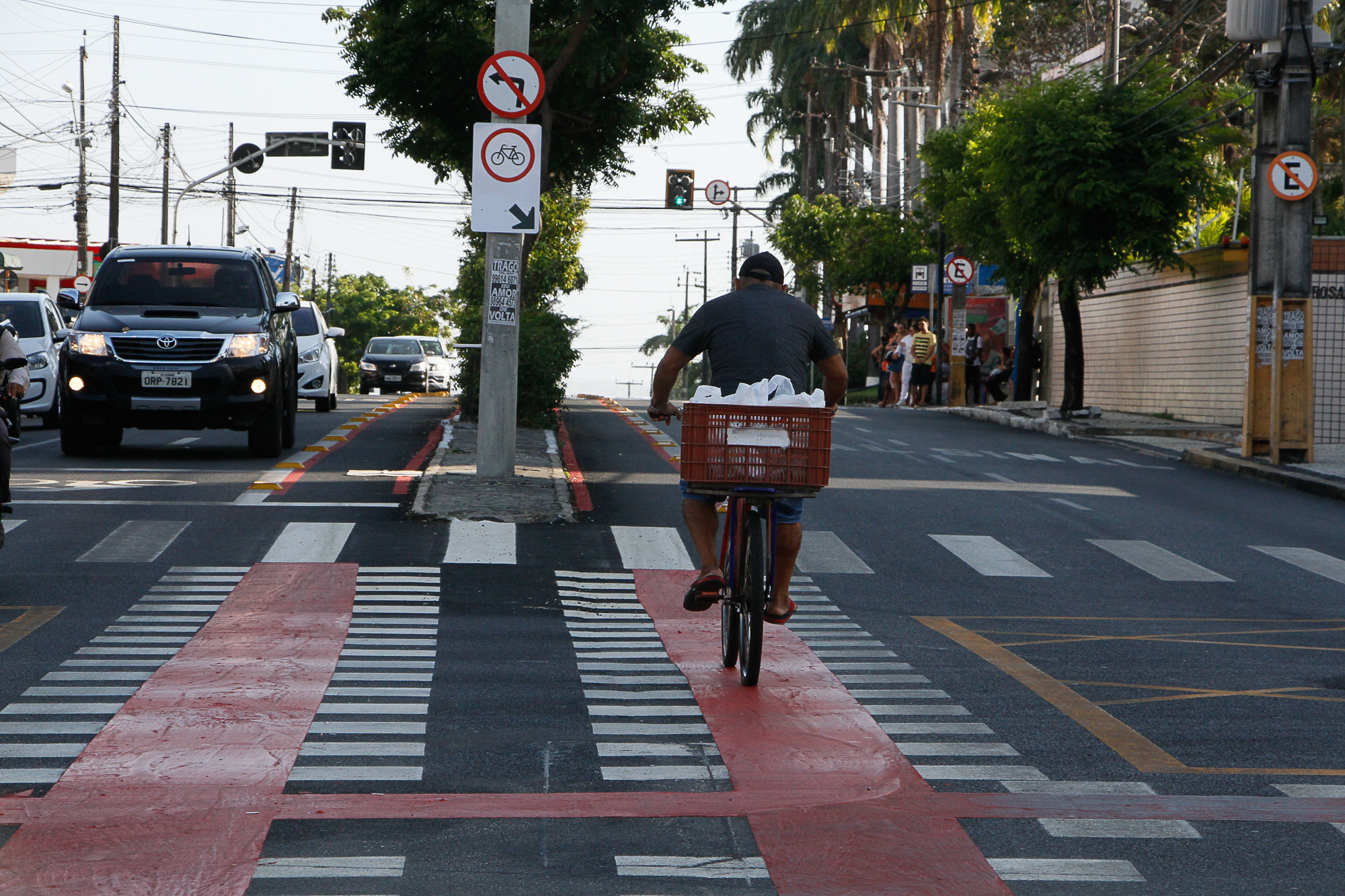 homem andando de bicicleta